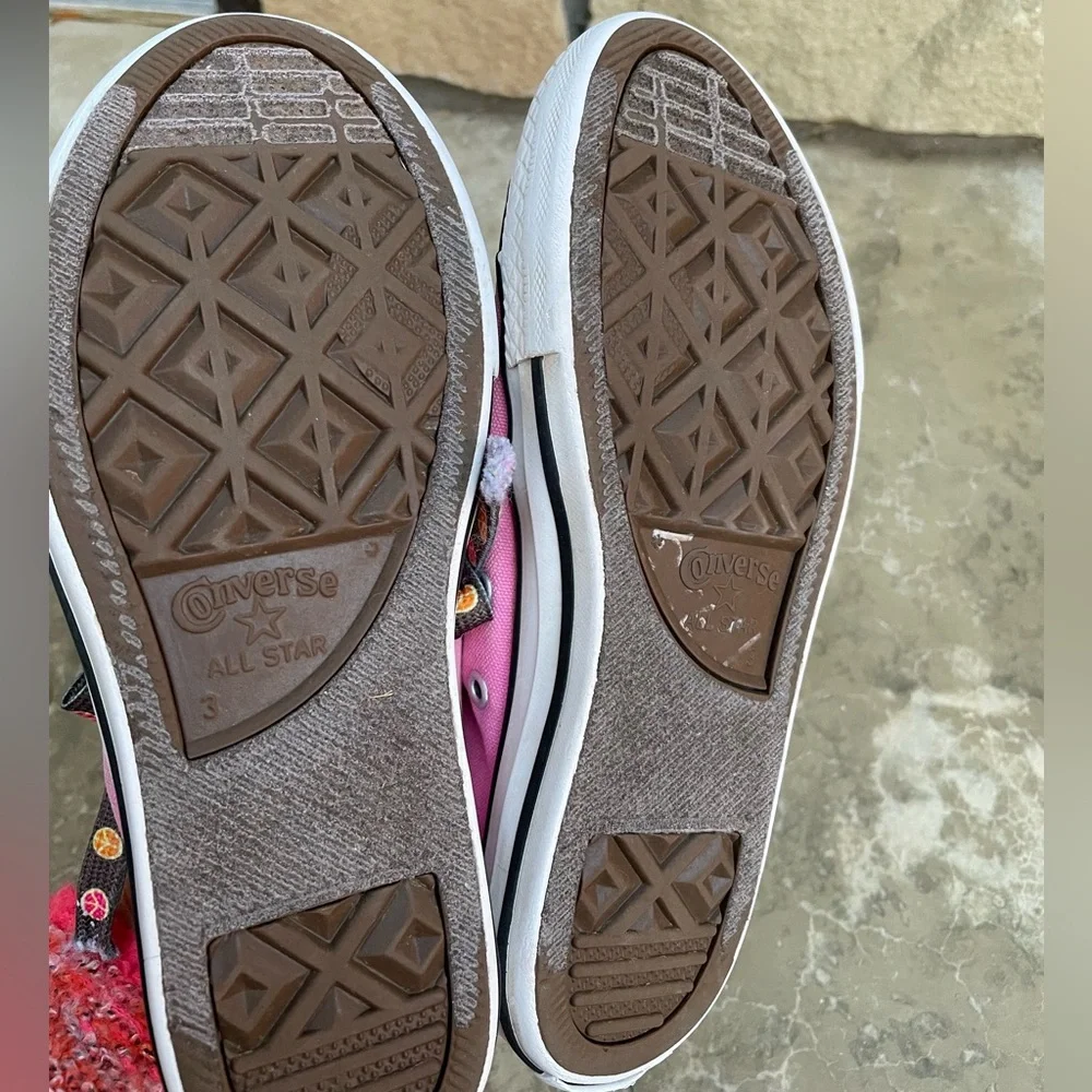 Pink girls low converse